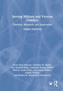 Serving Military and Veteran Families by Karen Blaisure (Hardback)